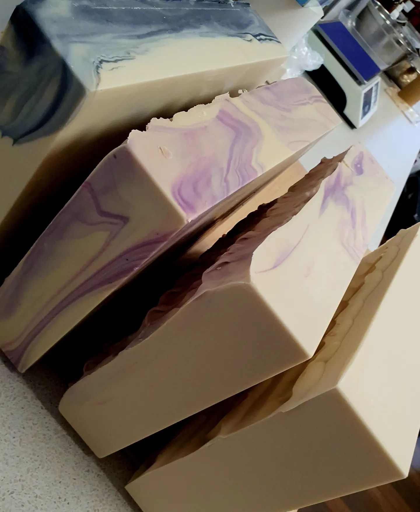 Takto vyzera 40 kg voňavého mydla 🙈🙉🧼. Naša dielnička je na vianoce 🎄🎁 pripravená 💪💪. A čo vy? Máte už darčeky? 🎁🎁🎁

#mydielkaren #mydlo #darcek #regionalnyprodukthorehronie #medovemydlo #svieckazvceliehovosku #prirodnakozmetika #bezobal #zerowaste #med #madeinslovakia🇸🇰 #nechajtepeniazenahorehroni #darceknavianoce